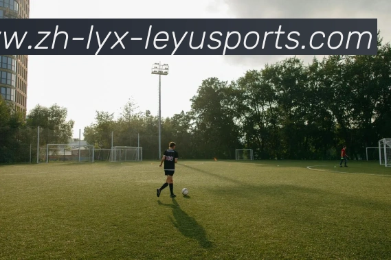 足球棋类游戏如何模拟比赛规则进行战术对弈